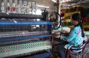 Изготовление ковров в деревне Dinh Yen может заинтересовать туристов