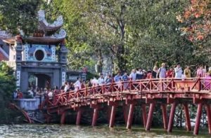 люди в храме Ngoc Son (Храм Черепахи) на озере Хоан Кием в центре Ханоя